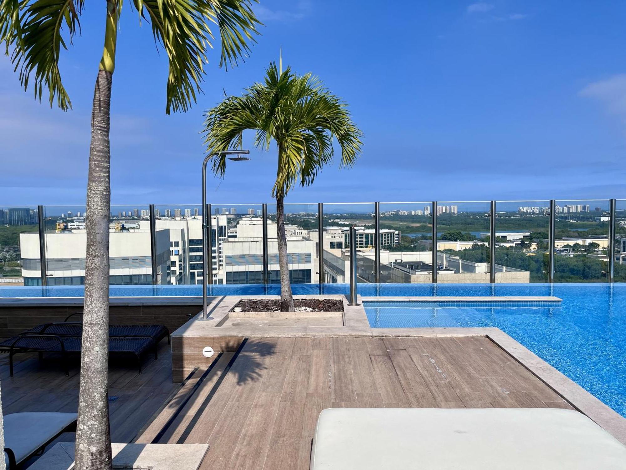 Com Varanda E Piscina Na Barra Da Tijuca - Rj