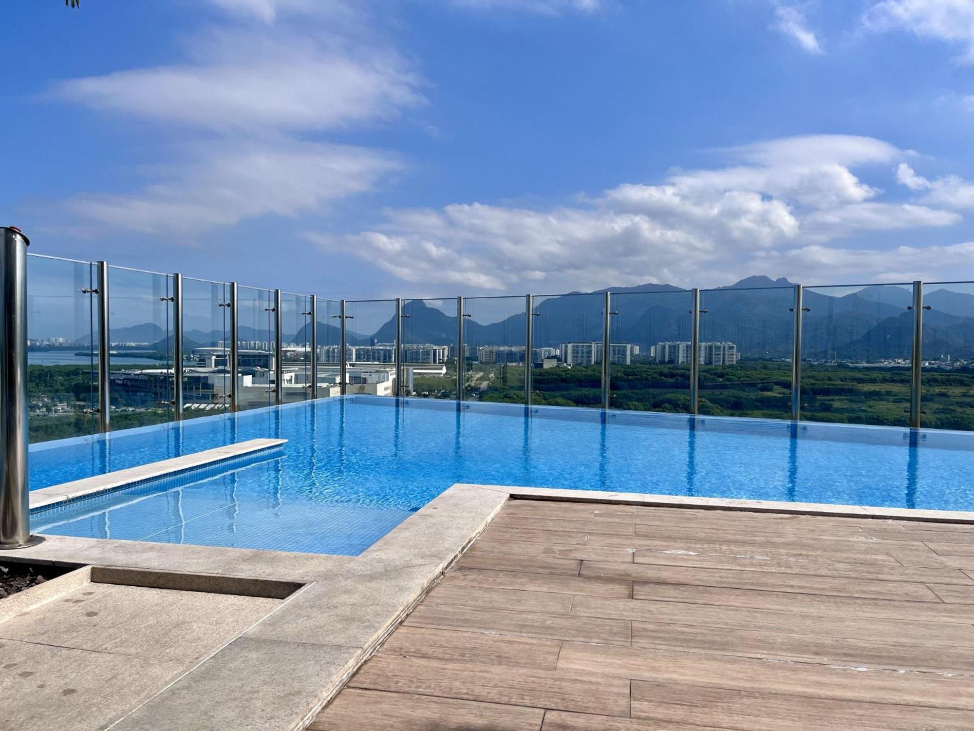 Com Varanda E Piscina Na Barra Da Tijuca - Rj