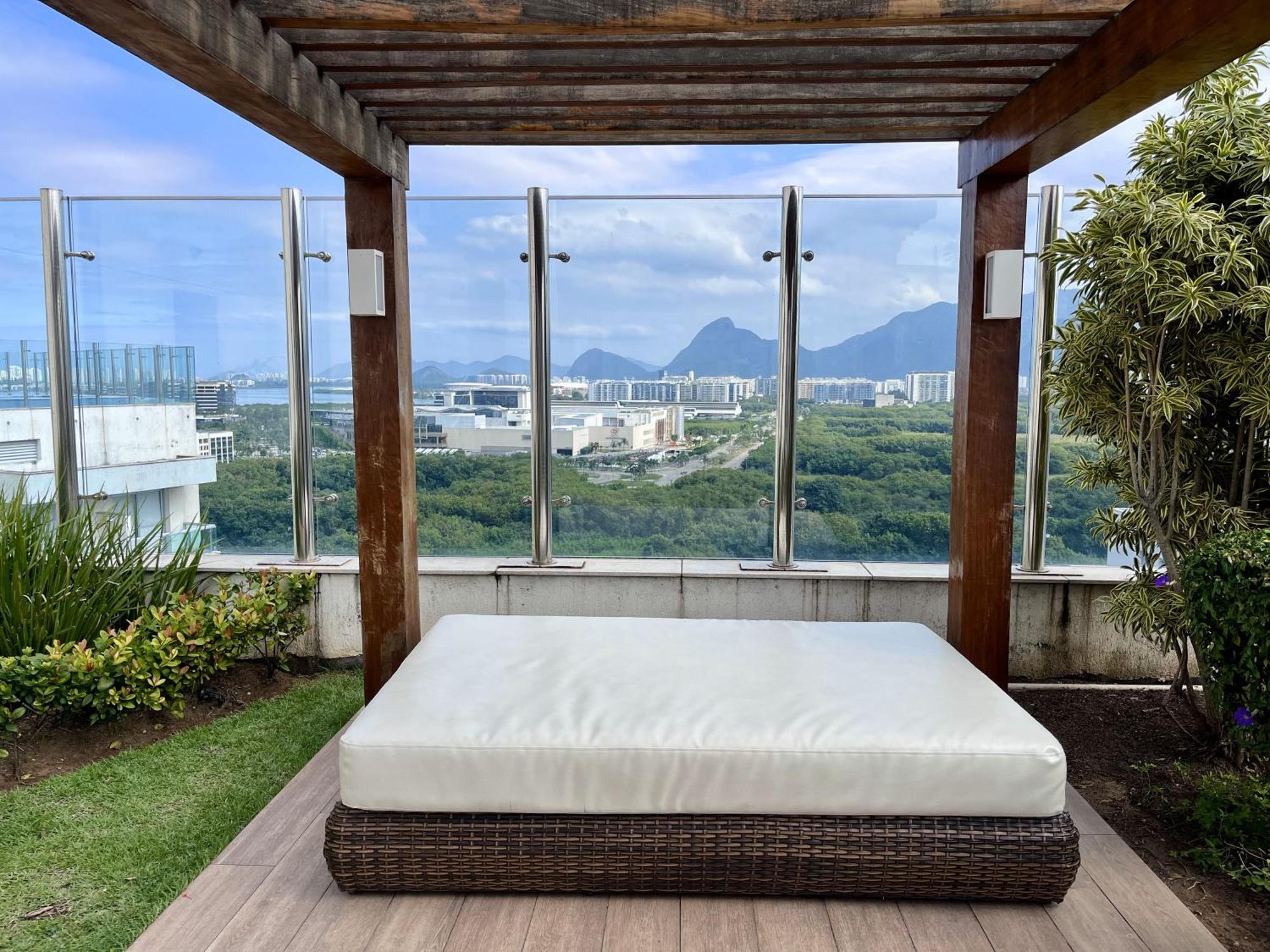 Com Varanda E Piscina Na Barra Da Tijuca - Rj